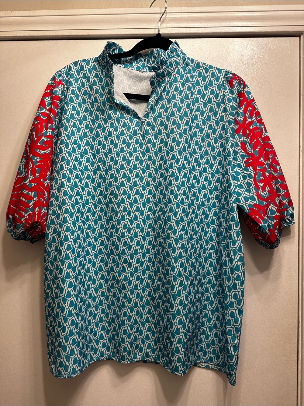 NWOT Women’s Short-Sleeve Patterned Shirt in Teal with Red Sleeve Accents